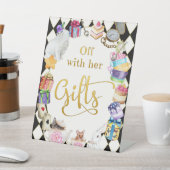 Alice im Wunderland mit ihren Geschenken Sockelschild (In SItu)