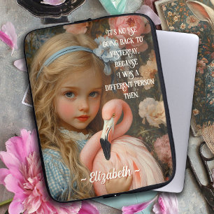 Alice im Wunderland mit rosa Flamingo Laptopschutzhülle