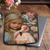 Alice im Wunderland mit rosa Flamingo Laptopschutzhülle