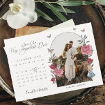 Alice im Wunderland Stift uns im Kalender Foto Save The Date<br><div class="desc">Lassen Sie Ihren Gast mit unserem wunderschön gestalteten Vintagen Hochzeitsszenario-Foto Save the Date Ihre Kalender für Ihr sehr wichtiges Datum markieren. Ideal für eine Hochzeit zum Thema Alice im Wunderland. Wir haben die ikonische Alice im Wunderland Vintages Weißkaninchen & Alice-Illustration sorgfältig durch Handskizzen restauriert und mit wunderschönen Aquarelluntertönen zum Leben...</div>