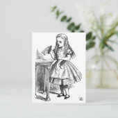 Alice im Wunderland trinkt mich Postkarte (Stehend Vorderseite)