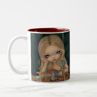 Alice im Wunderland und die wütende Zweifarbige Tasse