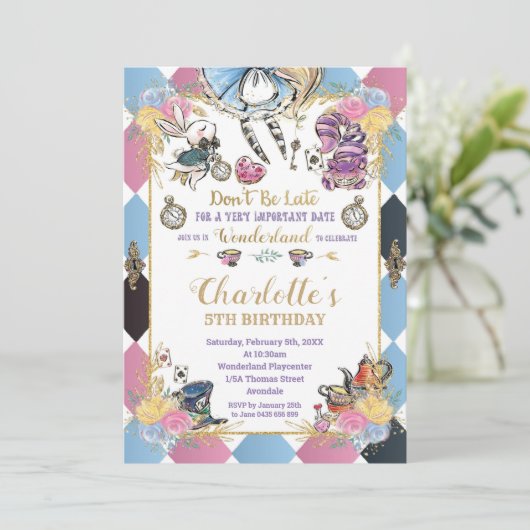 Alice im Wunderland Whimsical Birthday Tee Party Einladung (Stehend Vorderseite)
