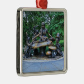 Alice im Wunderland - Zentralpark NYC Silbernes Ornament (Rechts)