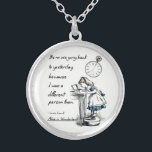 Alice im Wunderland-Zitate Versilberte Kette<br><div class="desc">"Es ist kein Gebrauch,  der zurück gestern geht,  weil ich war eine andere Person dann." 
- Lewis Carroll,  Alice im Wunderland</div>