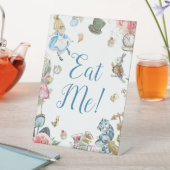 Alice in Onederland Geburtstagszeichen Sockelschild (In Situ)