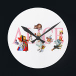Alice in Wonderland and Friends Runde Wanduhr<br><div class="desc">Alice in Wonderland and Friends,  including the Mad Hatter,  the Queen of Hearts,  the Duchess,  the Caterpillar,  the Cheshire Cat,  the White Rabbit and the Cardmen</div>