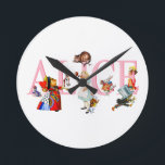 Alice in Wonderland and Friends Runde Wanduhr<br><div class="desc">Alice in Wonderland and Friends,  including the Mad Hatter,  the Queen of Hearts,  the Duchess,  the Caterpillar,  the Cheshire Cat,  the White Rabbit and the Cardmen</div>