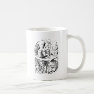 Alice konsultiert die Raupe Kaffeetasse