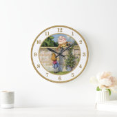 Alice Meets Humpty Dumpty in Wonderland. Große Wanduhr (Zuhause)