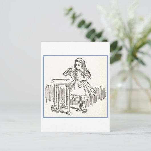 Alice mit der "Drink Me"-Flaschenabbildung Postkarte (Stehend Vorderseite)