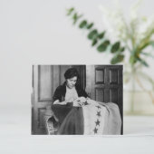 Alice Paul, Sewing Suffrage Flag, 1910er Postkarte (Stehend Vorderseite)