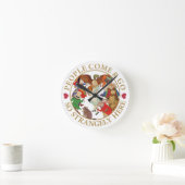 Alice - People Come and Go So Strangely here Runde Wanduhr (Zuhause)