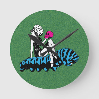 Alice und die blaue Raupe Runde Wanduhr