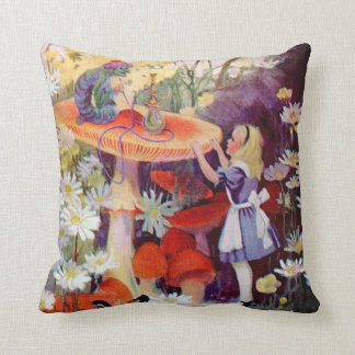 Alice und die Raupe im Wunderland Kissen