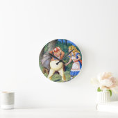 Alice und ein verärgertes Tweedledum im Runde Wanduhr (Zuhause)