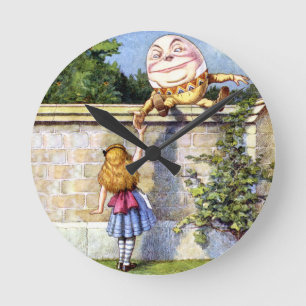 Alice und Humpty Dumpty im Märchenland Runde Wanduhr