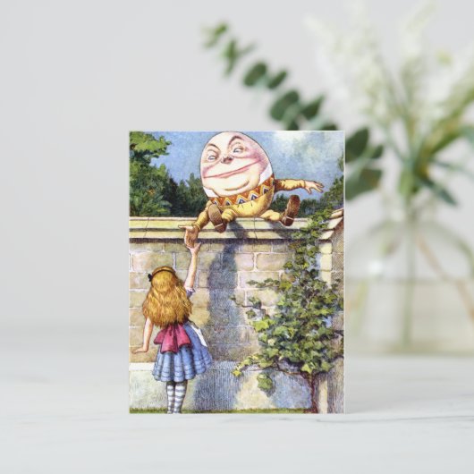 Alice und Humpty Dumpty in Wonderland Postkarte (Stehend Vorderseite)