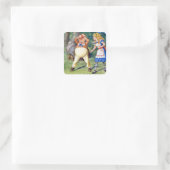 Alice und Tweedledee im Wunderland Quadratischer Aufkleber (Tasche)