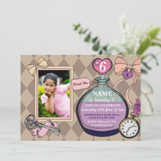 Alice Wonderland Birthday Foto Einladung (Stehend Vorderseite)