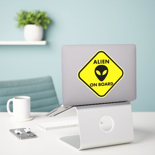 ALIEN AN BORD AUFKLEBER (Laptop auf Schreibtisch)