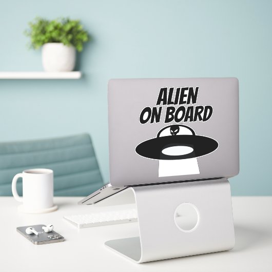 ALIEN AN BORD AUFKLEBER (Laptop auf Schreibtisch)