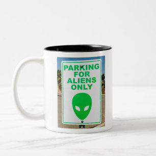Alien Art Parkplatz Nur Für Aliens Schild Typograf Zweifarbige Tasse