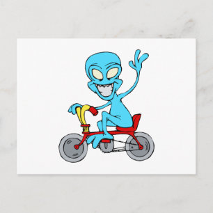 Alien auf winzigen Fahrrädern Postkarte