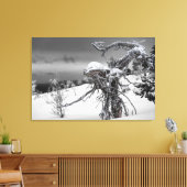 Alien aus Holz im Winter Leinwanddruck (Insitu (Wohnzimmer))
