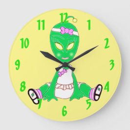 Alien Baby Girl Große Wanduhr