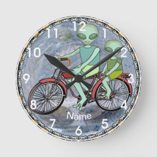 Alien Bicycle Runde Wanduhr