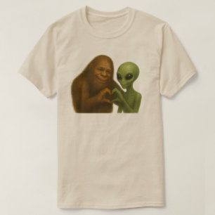 Alien & Bigfoot verliebt Paare Kryptid-Romanze T-Shirt