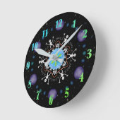 Alien Buddies Runde Wanduhr (Winkel)