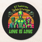 Alien Couple in galaktischer Zuneigung Runder Pappuntersetzer (Vorderseite)