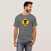 Alien, das dunkles Kleid kreuzt T-Shirt (Vorne ganz)