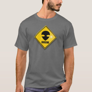 Alien, das dunkles Kleid kreuzt T-Shirt