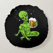 Alien, das kosmisches Party Bier-Raum UFO trinkt Rundes Kissen (Vorderseite)