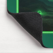 Alien, der über eine dunkle, trostlose Landschaft Mousepad (Ecke)