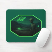 Alien, der über eine dunkle, trostlose Landschaft Mousepad (Mit Mouse)