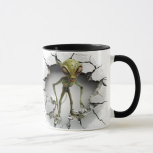 Alien, die aus einer Mauer entkommt Tasse