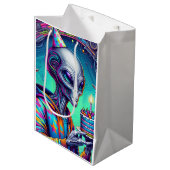 Alien, die Birthday Cake hält Mittlere Geschenktüte (Vorderseite Schrägansicht)