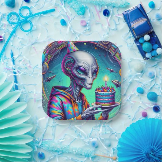 Alien, die Birthday Cake hält Pappteller (Party)