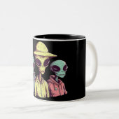 Alien Duo Coffee Mug – Retro Sci-Fi Zweifarbige Tasse (VorderseiteRechts)