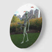 Alien durch den Park Große Wanduhr (Winkel)