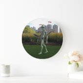 Alien durch den Park Große Wanduhr (Zuhause)