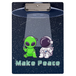Alien & Earthling Peace auf einer Zwischenablage Klemmbrett