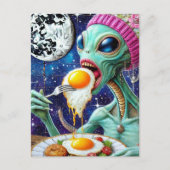 Alien Eating Fried Eggs Postkarte (Vorderseite)