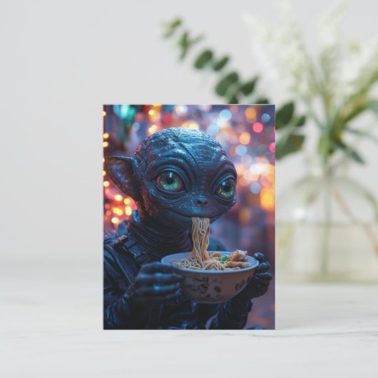 Alien Eating Noodles Postkarte (Stehend Vorderseite)