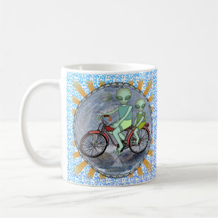 Alien fährt Fahrrad Tasse