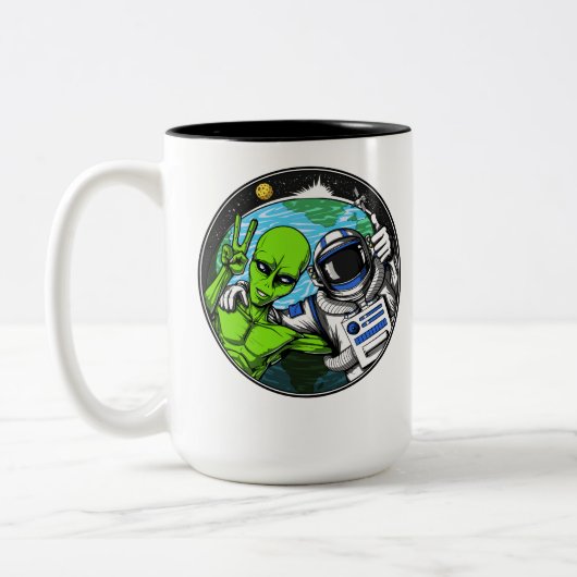 Alien-Friedenszeichen-Raum-Astronaut Zweifarbige Tasse (Links)